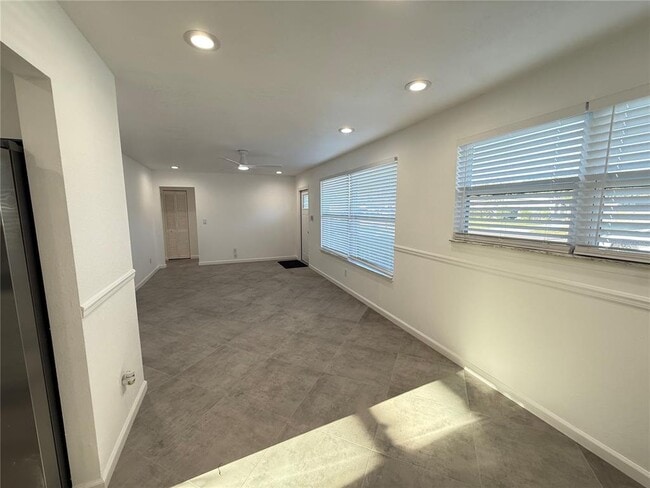 Photo - 15573 Bedford Cir E