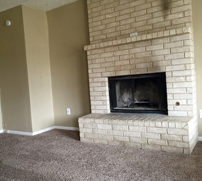 WOW! Elegant 2/1 w/ fireplace and new carp... - WOW! Elegant 2/1 w/ fireplace and new carp... House