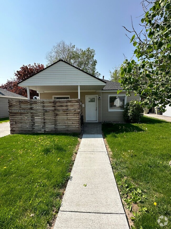 Building Photo - Charming 2 Bed, 1 Bath Home with Modern Up...