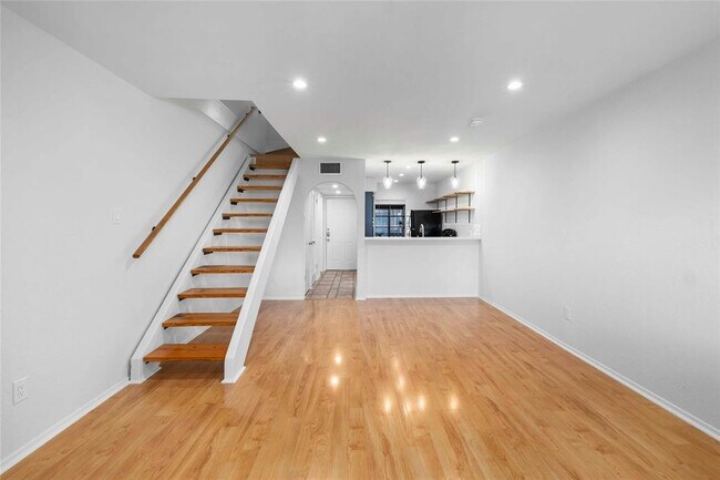 Photo - 2215 Post Rd Unidad 2033