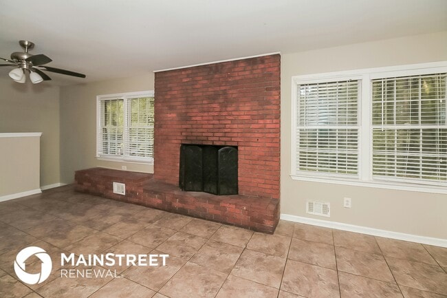 Photo - 266 Tonawanda Dr SE