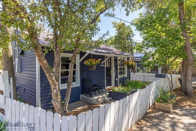Building Photo - Charming One-Bedroom Gem Steps from Main S...