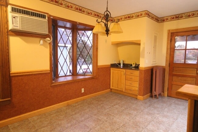 Building Photo - 104 St James Ave Unit 2