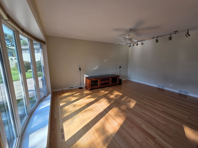 Photo - 133 James Ct