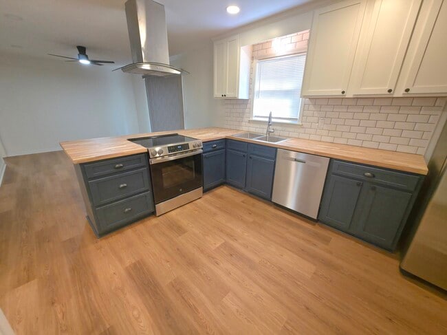 Photo - 3501 Montreal Way