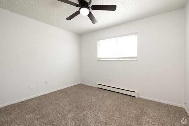 2 habitaciones, 1 baño - 800 pies cuadrados - Dormitorio principal - 2018 Vinewood Apartments