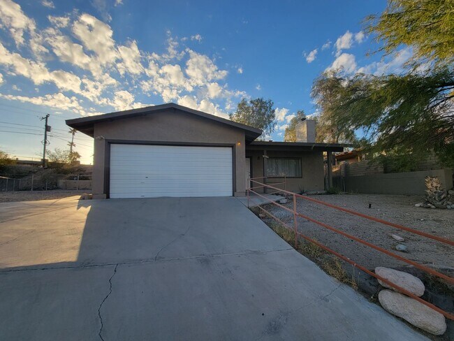 Photo - 3 Bdrm House with Fireplace !!