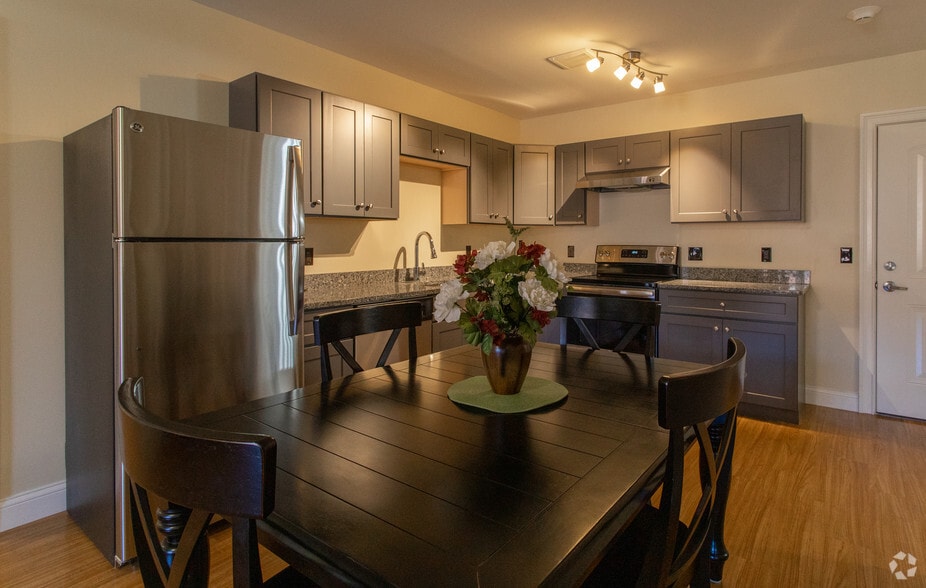 62 Roxbury St Kitchen
