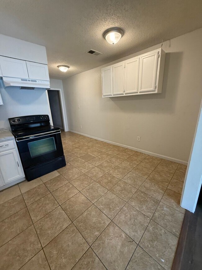 Photo - Newly Renovated 2-Bedroom Duplex – Section...