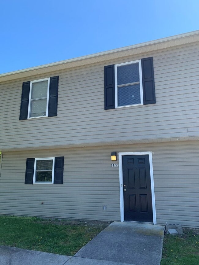 Building Photo - 3 Bedroom 2.5 Bath Townhouse