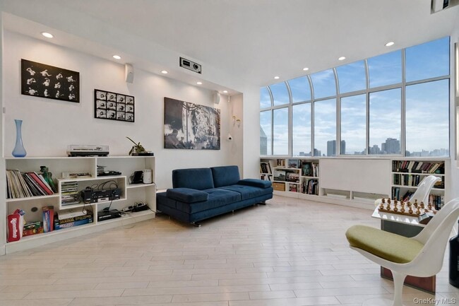 Building Photo - 310 E 46th St Unit PHT