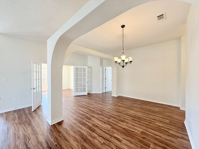 Photo - Elegant 4-Bedroom Home - Tanglewood