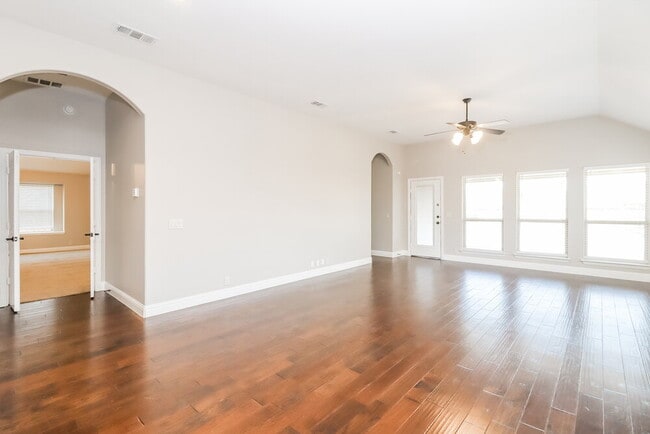 Photo - 429 Calvert Dr