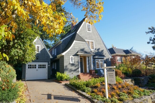Building Photo - Dream Home in the Southwest Hills! Your Pa...