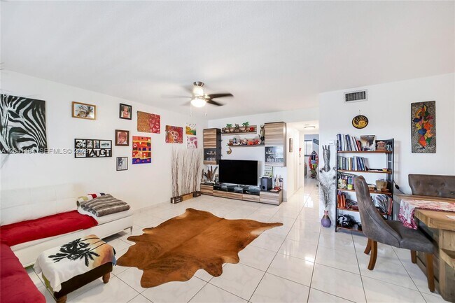 Building Photo - 541 Blue Heron Dr Unit 205