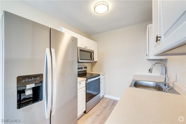Building Photo - 4629 Bayshore Dr Unit J8 Rental
