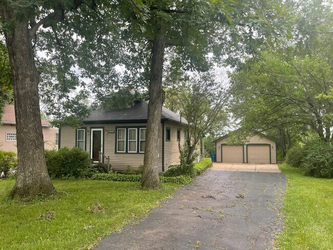 Photo - 1909 Burlington Ave Casa