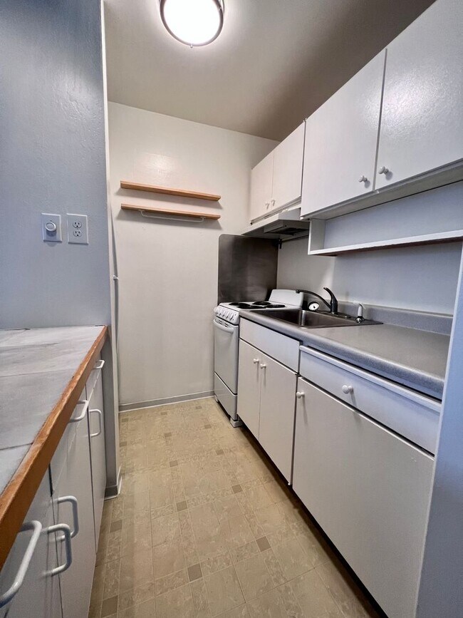 Photo - Cozy 1 bedroom on lush courtyard includes water / garbage & 1 parking spot. Unidad 205