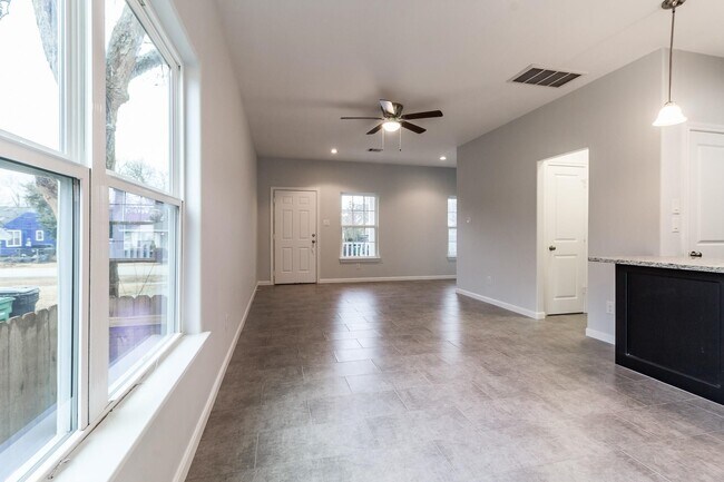 Photo - 710 Barkley St