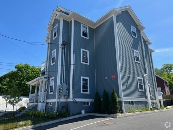 Building Photo - 18 Bates Ave Rental
