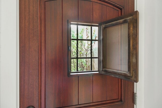 Building Photo - 612 W 27th St