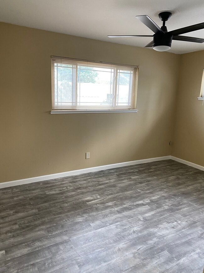 Photo - 593 Maxwell Ln