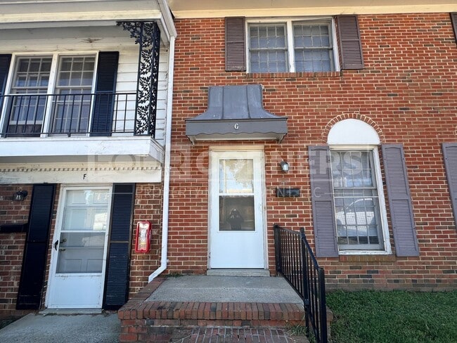 Building Photo - Lovely 2 Bedroom 1.5 Apartment Unit 2401-G