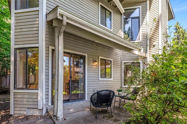 Building Photo - Beautifully Remodeled 2 Bed 2 Bath Redmond Condo!