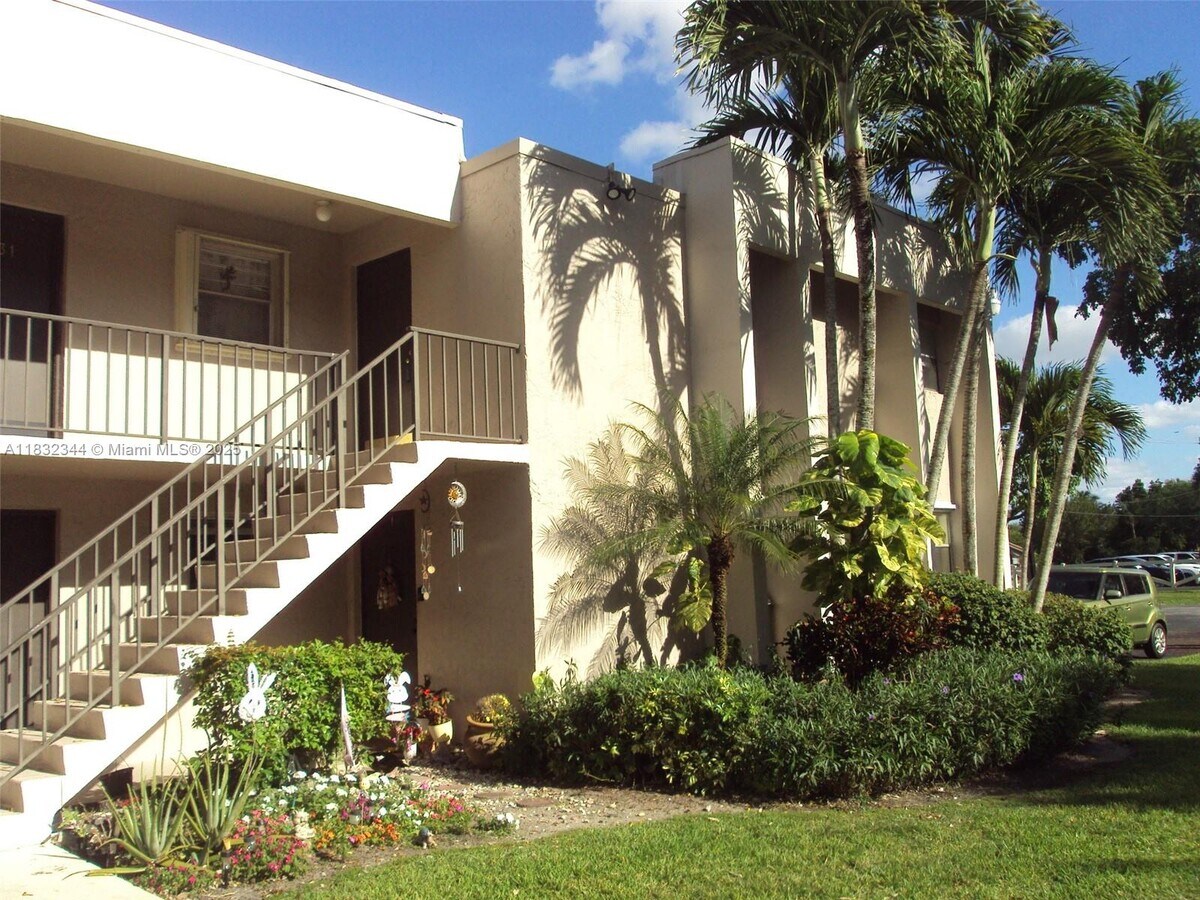 Photo - 8530 Old Country Manor Unidad 132 Rental