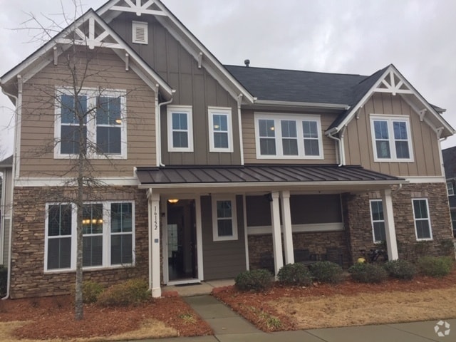 Building Photo - Beautiful home in desirable neighborhood o...
