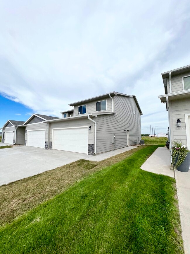 Building Photo - 5104 S Dubuque Ave