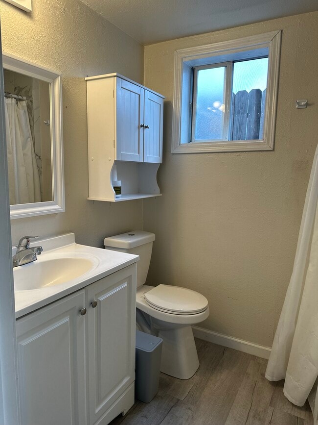 Baño de la planta baja - 1403 E Monte Vista Ave