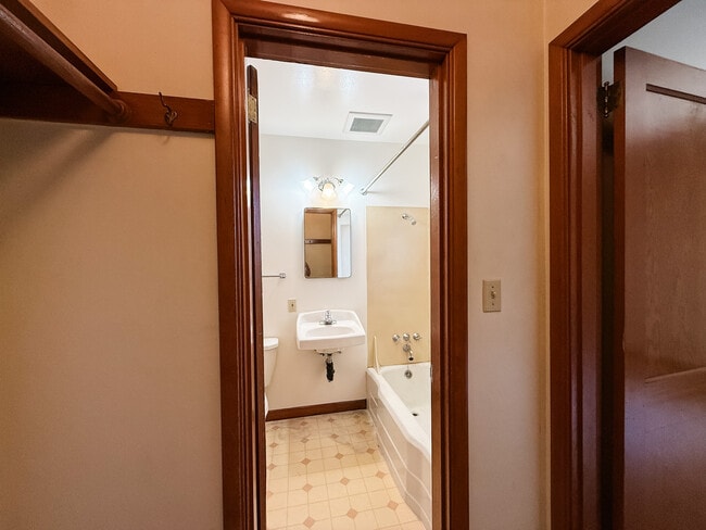 Bathroom - Brentwood Apartments
