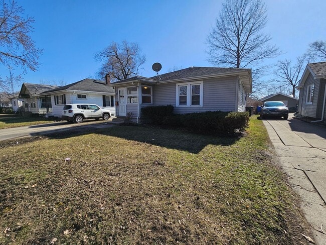 Photo - 2 bed, 1 bath. Hardwood floors.