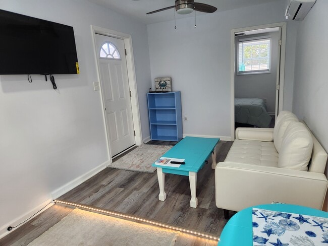 Photo - 1204 Lossing Ave Unidad Blue bldg