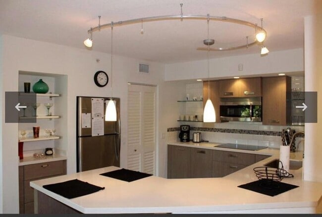 Building Photo - 808 Villa Cir