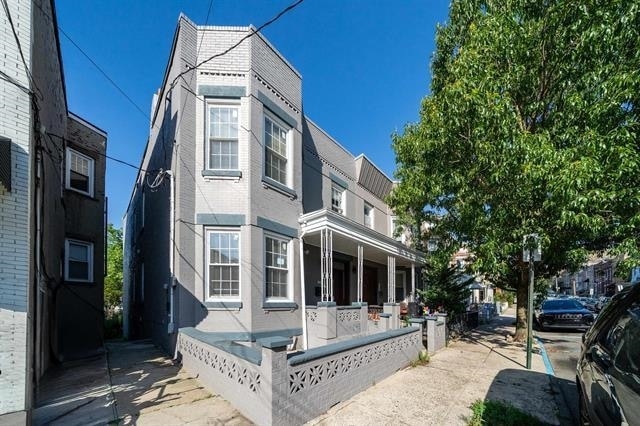 Building Photo - 1306 27th St Unit 2