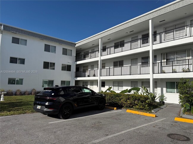 Building Photo - 2415 Lincoln St Unit 305