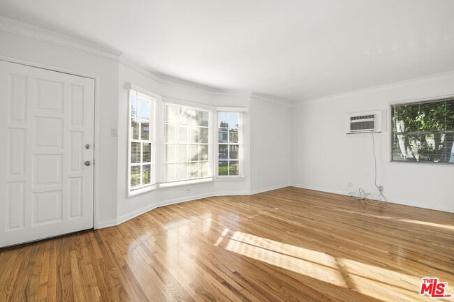 Building Photo - 5324 Vantage Ave Unit 2