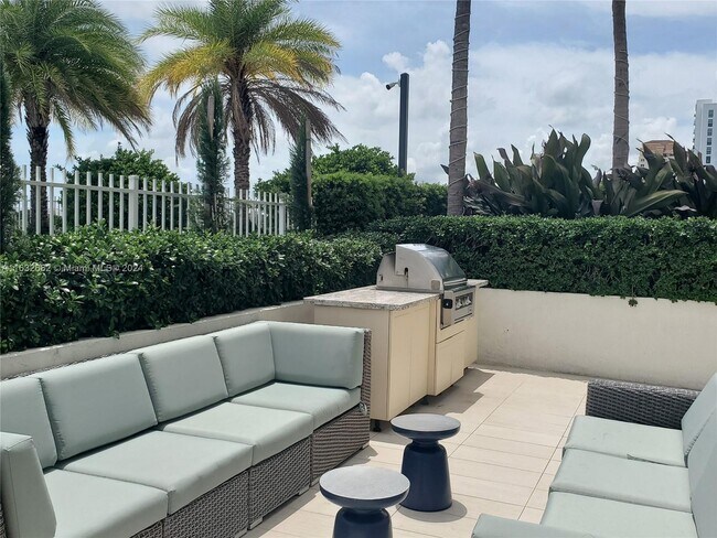 Photo - 3000 Coral Way Unidad 821