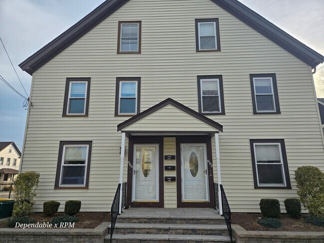Building Photo - 6 Bd 2 Bath TownHouse Available For Rent Norwood Center!