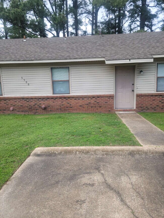 3306 Barrett Cir