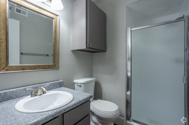 2 habitaciones, 2 baños, 900 pies cuadrados, B1C, baño principal - Amber Creek Apartments