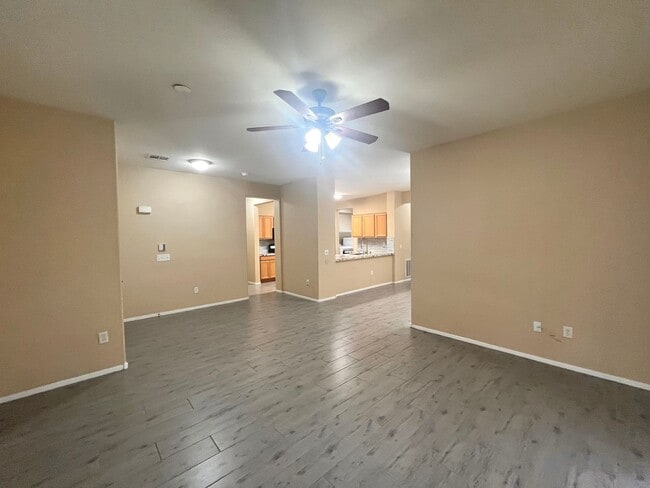 Photo - Beautiful Summerlin townhome, 3 bed, 2.5 bath, on 1st floor. Unidad 103
