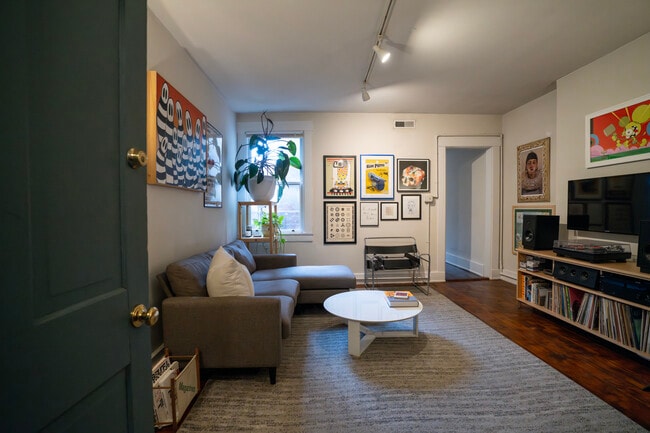 Building Photo - 816 Elm St Unit 2