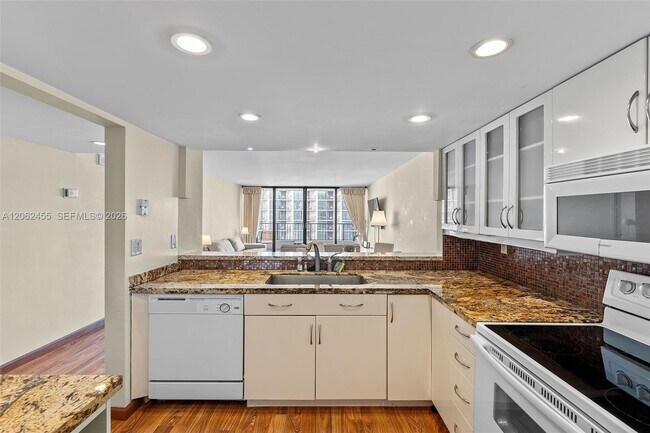 Photo - 555 NE 15th St Unidad 14G