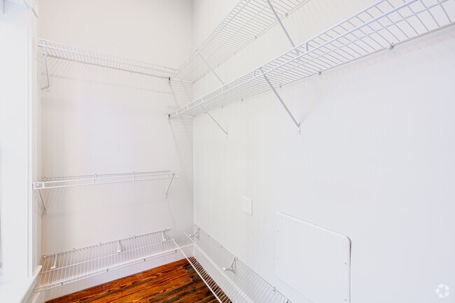 1BR, 1BA - 747SF - Closet - 2 E Broad St