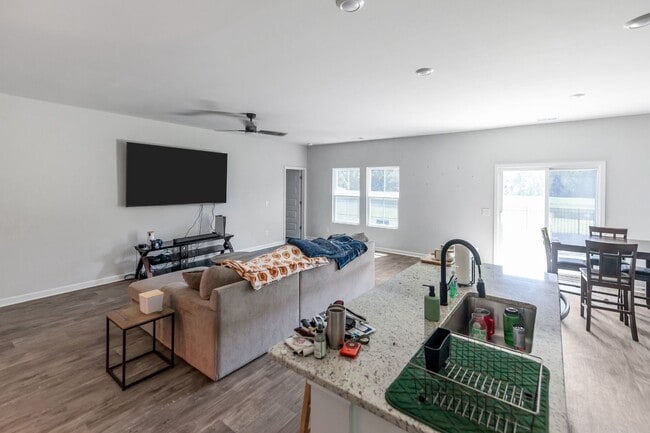 168 Bottlebrush Dr