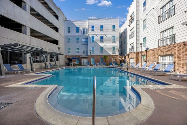 Luxe - Amenities - Pool