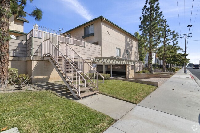 Building Photo - "Experience Perfection: Your Ideal Lifesty... Unit #4 Rental